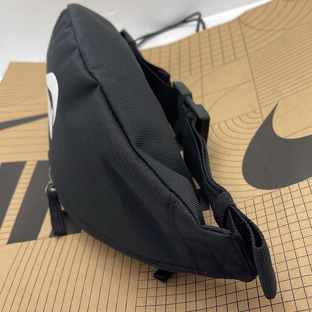 Nike Black White Belt Bag Nike Heritage Waistpack (3L) & Fanny Pack
Black 
NWT - Picture 5 of 16